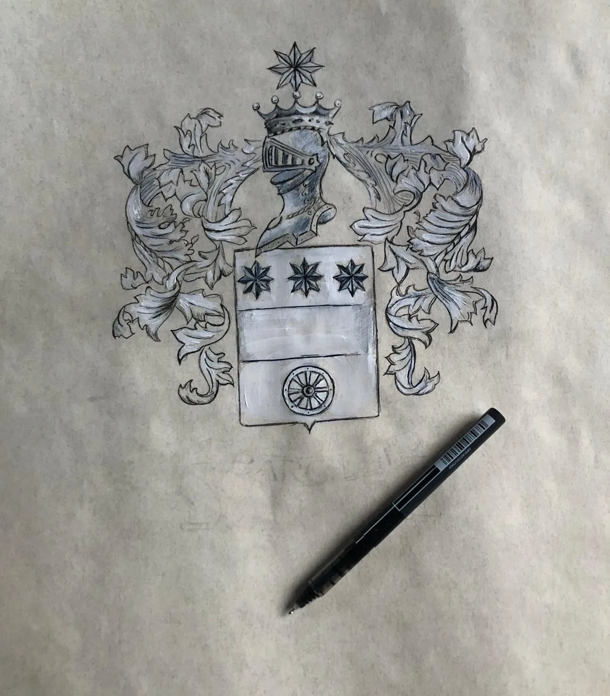 Lo stemma dei Bargilli disegnato a mano in nero e grigio su carta: elmo con corona e stella, tre stelle e una ruota, una penna accanto