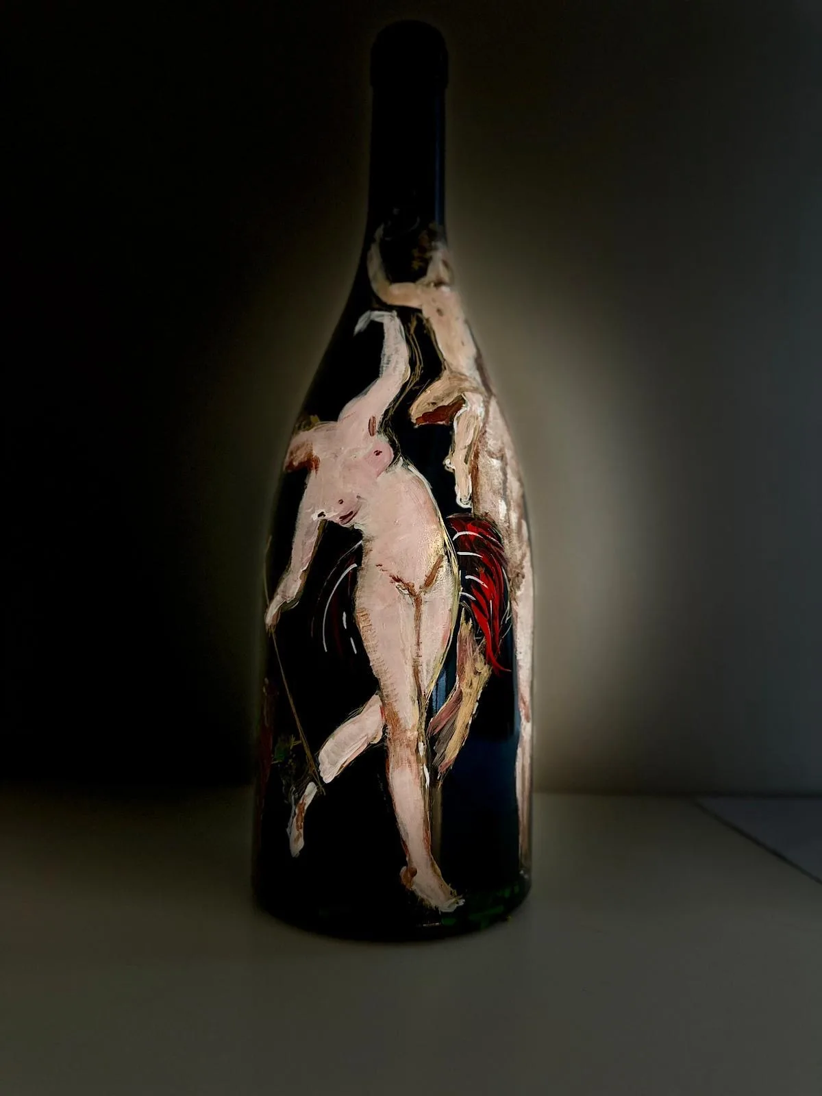 Magnum dipinto: una danzatrice nuda e un drappo rosso