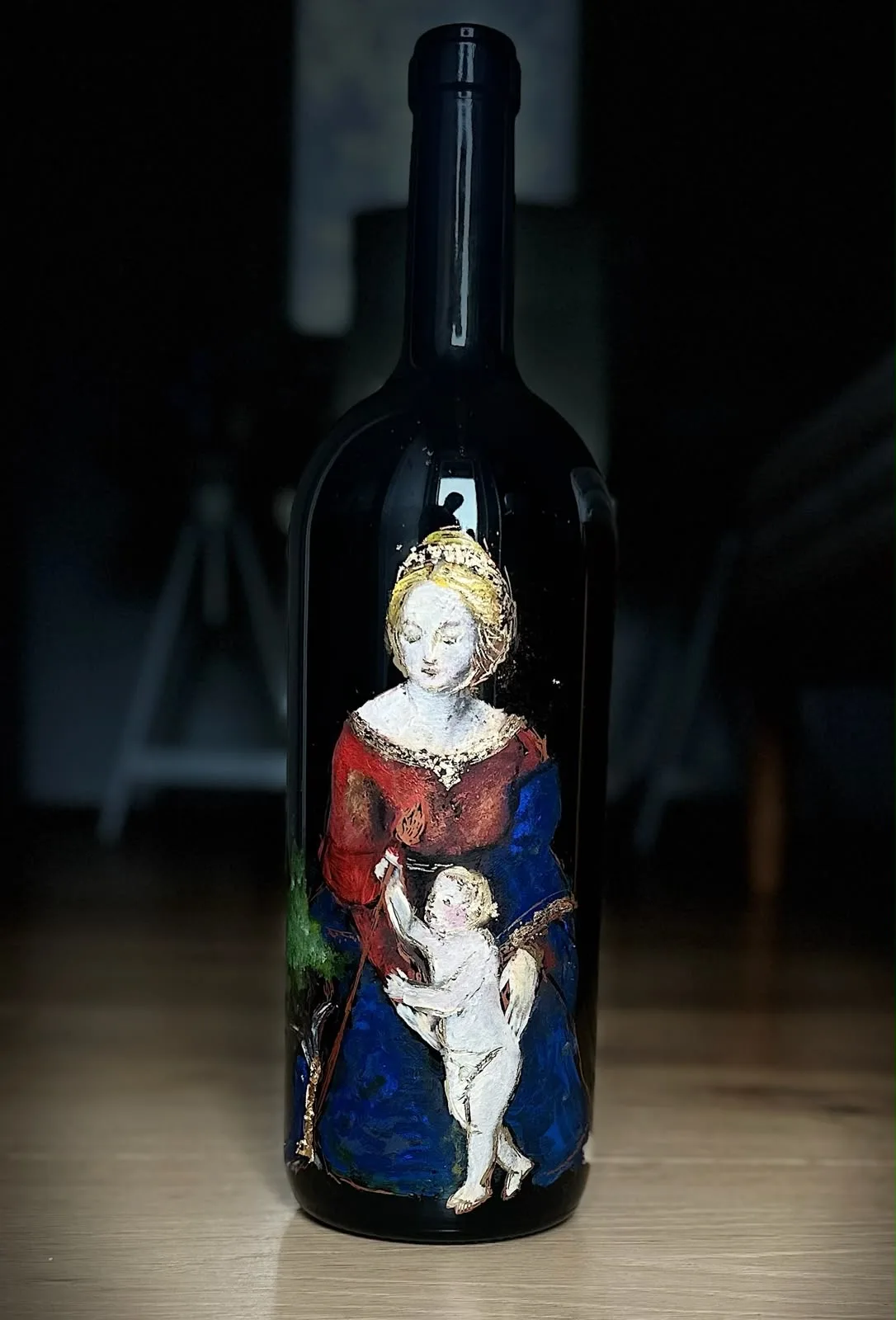 Bottiglia dipinta con la Madonna in rosso e azzurro e il Bambino