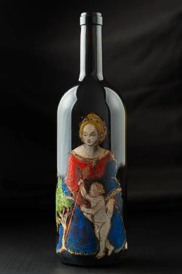 Un magnum dipinto a mano con la Madonna e il Bambino, su fondo nero