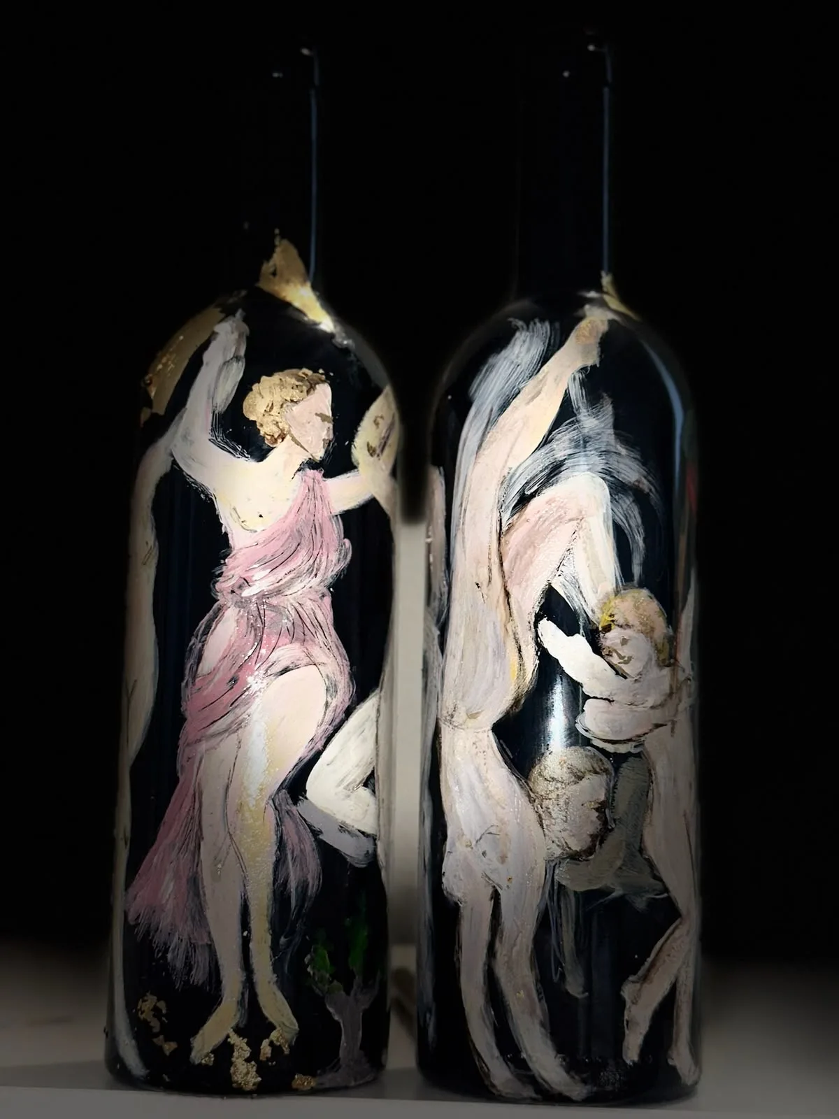 Due bottiglie dipinte: una danzatrice in rosa e, sull’altra, una figura e due putti