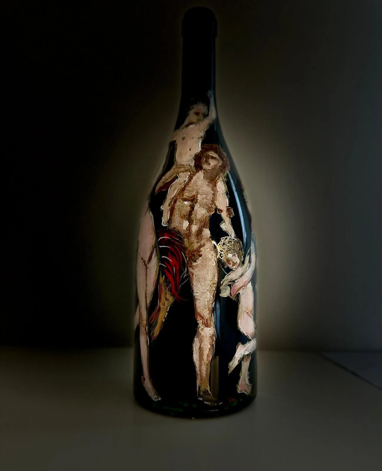 Magnum dipinto: tre figure nude, un drappo rosso e un putto